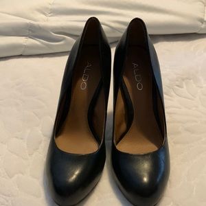 Black leather Aldo heels